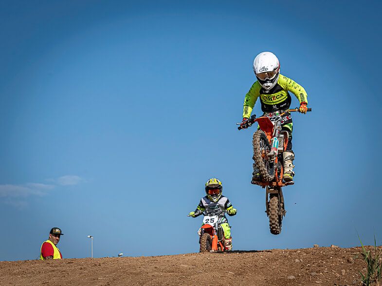 alejandro mellado palomino sobre moto en vuelo un futuro prometedor